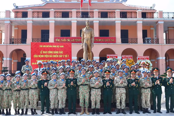 Đoàn đại biểu chụp ảnh lưu niệm tại Bảo tàng Hồ Chí Minh. (Ảnh: TRỌNG ANH)