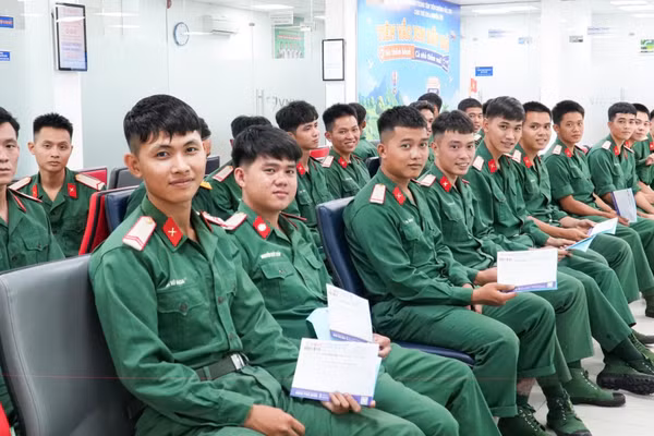 Lực lượng làm nhiệm vụ tìm kiếm, quy tập hài cốt liệt sĩ được tổ chức tiêm vaccine phòng bệnh. (Ảnh: LAN PHONG)