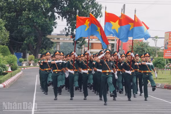 Khối Sĩ quan đại diện 5 cánh quân luyện tập. (Ảnh: LÊ THÀNH)