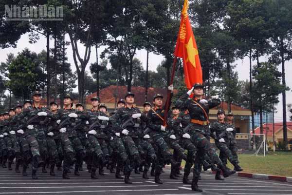 Khối nữ sĩ quan, chiến sĩ gìn giữ hòa bình tập luyện tại Lữ đoàn Công binh 25, thành phố Đồng Nai. (Ảnh: LÊ THÀNH)