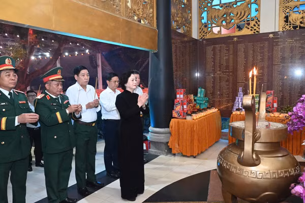 Phó Thủ tướng Phạm Thị Thanh Trà dự nghi thức cầu nguyện các Anh hùng liệt sĩ tại Công viên Lê Thị Riêng. (Ảnh: THẾ ANH)