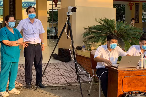 Trạm Y tế xã Hiệp Phước thực hiện đo thân nhiệt cho học sinh toàn Trường trung học cơ sở Hai Bà Trưng trong sáng 16/10. (Ảnh: CTV)