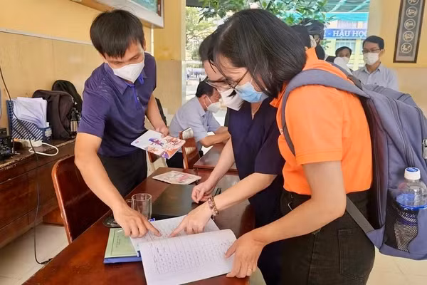 Triển khai công tác y tế tại trường Trung học cơ sở Hai Bà Trưng, xã Hiệp Phước. (Ảnh: Sở Y tế)