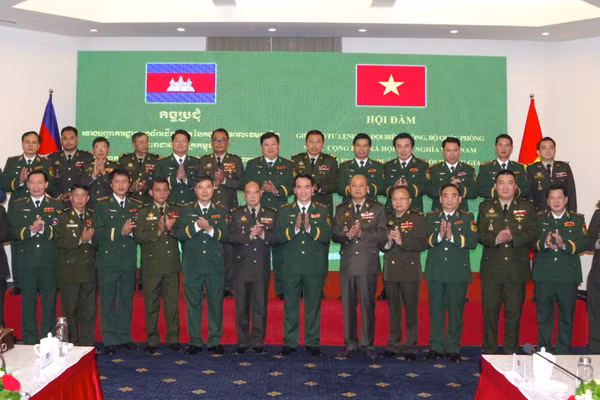 Đại biểu hai bên chụp ảnh lưu niệm sau hội đàm. (Ảnh: LÊ KHOA)