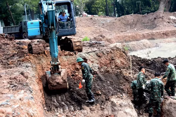 Công tác tìm kiếm hài cốt liệt sĩ tại Công viên Lê Thị Riêng ngày 15/10. (Ảnh: CTV)