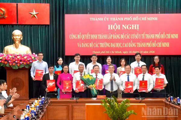 Công bố thành lập Đảng bộ các trường đại học, cao đẳng Thành phố Hồ Chí Minh. (Ảnh: LÊ THÀNH)