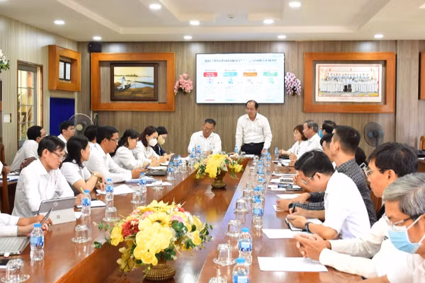 Đoàn công tác Sở Y tế Thành phố Hồ Chí Minh và các đơn vị liên quan làm việc tại Trường trung học cơ sở Hai Bà Trưng về đánh giá kiểm soát chùm ca bệnh não mô cầu. (Ảnh: Sở Y tế)