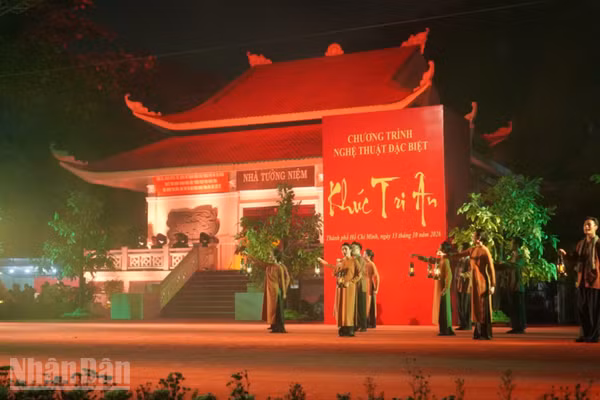 Chương trình nghệ thuật "Khúc tri ân" tại Công viên Lê Thị Riêng. (Ảnh: TRỌNG ANH)