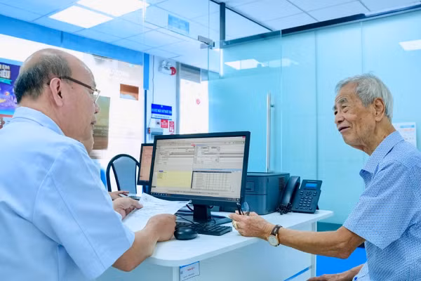 Người cao tuổi đến thăm khám tại Bệnh viện Thống Nhất. (Ảnh: KHANG ANH)