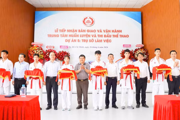 Các đại biểu cắt băng khánh thành.