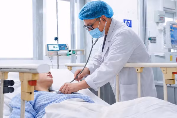 Bác sĩ Bệnh viện Nhân dân Gia Định thăm khám cho bệnh nhân N.T.M.L. (Ảnh: Bệnh viện cung cấp)