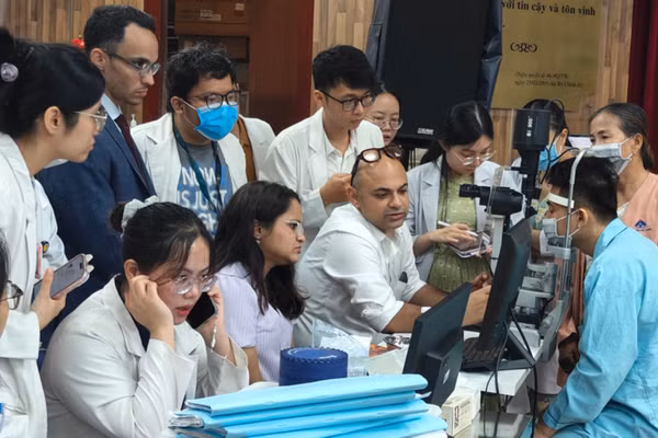 Chuyên gia nước ngoài hội chẩn trực tiếp bệnh nhân và hướng dẫn thực hành cho bác sĩ Bệnh viện Mắt Thành phố Hồ Chí Minh. (Ảnh: Bệnh viện cung cấp)