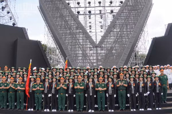 Thủ trưởng Bộ Tổng Tham mưu cùng đoàn công tác chụp ảnh lưu niệm cùng khối Nữ du kích miền nam tham gia chương trình "Tổ quốc trong tim". (Ảnh: LÊ THÀNH)