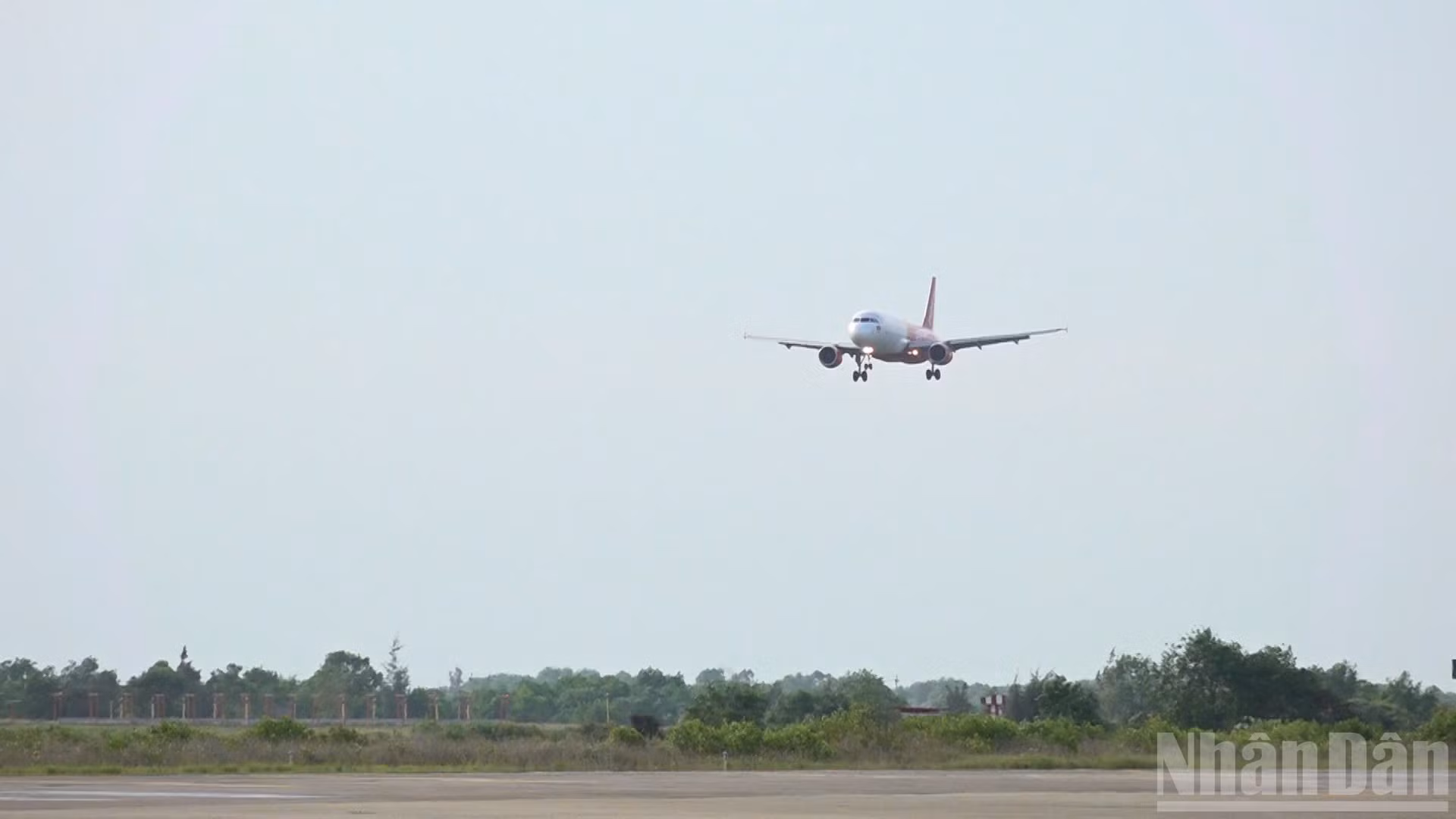 Máy bay hãng Vietjet Air hạ cánh xuống sân bay Chu Lai.