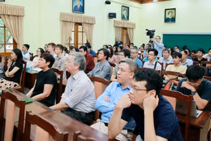 Các đại biểu tham dự bài giảng đại chúng với chủ đề: “Quẳng gánh lo (AI) đi và vui sống”. (Ảnh: HUY HOÀNG)