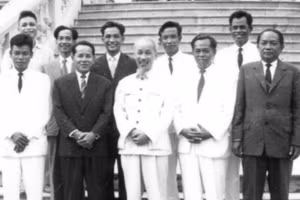 Chủ tịch Hồ Chí Minh và lãnh đạo Hội Những người viết báo Việt Nam (nay là Hội Nhà báo Việt Nam) tiếp Hội Nhà báo Khmer, năm 1958. (Nguồn: Bảo tàng Báo chí Việt Nam)