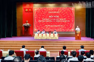 Đồng chí Trần Tiến Dũng, Ủy viên Trung ương Đảng, Bí thư Tỉnh ủy Điện Biên phát biểu chỉ đạo tại hội nghị gặp mặt cán bộ được quy hoạch các chức danh diện Ban Thường vụ Tỉnh ủy quản lý. (Ảnh: LÊ LAN)