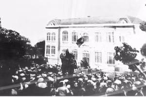 Nhân dân tham gia khởi nghĩa giành chính quyền ở thành phố Vinh tháng 8/1945. (Ảnh tư liệu: baonghean.vn)