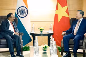 Tổng Bí thư, Chủ tịch nước Tô Lâm tiếp Cố vấn An ninh quốc gia Ấn Độ Ajit Doval. (Ảnh: TTXVN)