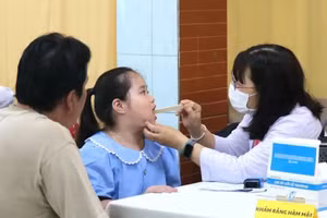 Khám sức khỏe định kỳ cho học sinh, sinh viên là hoạt động được Thành phố Hồ Chí Minh duy trì nhiều năm qua quản lý sức khỏe lâu dài. (Ảnh: DƯƠNG LÊ)