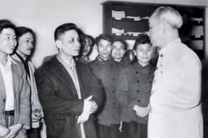 Bác Hồ thăm và chúc Tết cán bộ phóng viên Báo Nhân Dân năm 1957. (Ảnh: Tư liệu)