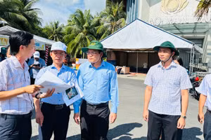 Đồng chí Hồ Thanh Thủy (thứ hai, trái sang), Phó Bí thư Tỉnh ủy và đồng chí Phó Chủ tịch Ủy ban nhân dân tỉnh Cà Mau (giữa) trực tiếp đi kiểm tra khu vực trình diễn khinh khí cầu tại Quảng trường Hùng Vương, phường Bạc Liêu. (Ảnh: TRỌNG DUY)