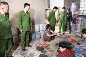 Phòng Cảnh sát Kinh tế Công an Hà Tĩnh triệt phá chuyên án “sản xuất, buôn bán thuốc đông y cổ truyền giả” tại hai xã Đức Minh và Can Lộc. (Ảnh: CÔNG AN TỈNH HÀ TĨNH)
