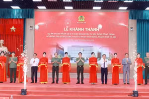 Đại tướng Lương Tam Quang, Ủy viên Bộ Chính trị, Bộ trưởng Công an và các đại biểu thực hiện nghi thức cắt băng khánh thành dự án. (Ảnh: bocongan.gov.vn)