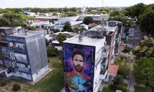 Bức tranh tường khổng lồ về ngôi sao Lionel Messi gần ngôi nhà nơi anh sinh ra ở Rosario, Argentina. (Ảnh: Reuters)