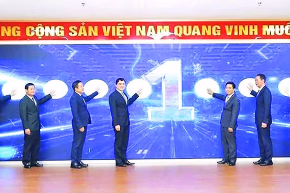 Các đại biểu vận hành Trung tâm giám sát, điều hành thông minh Thanh Hóa. (Ảnh ML)