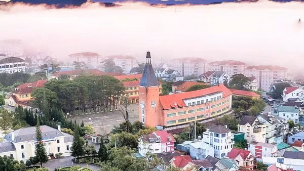 Công trình kiến trúc Trường cao đẳng Đà Lạt nổi bật trong sương