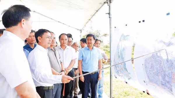 Lãnh đạo Thành phố Hà Nội kiểm tra tiến độ Dự án đầu tư xây dựng hạ tầng kỹ thuật Khu công nghiệp sạch Sóc Sơn (Ảnh VƯƠNG VÂN)