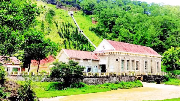 Ankroet là công trình thủy điện đầu tiên tại Việt Nam, nhà máy mang dáng dấp của biệt thự Pháp cổ.