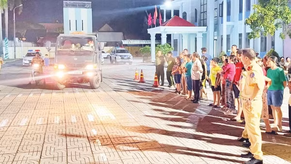 Cán bộ Cảnh sát giao thông phân tích nguyên nhân dẫn đến tai nạn giao thông cho người dân xã Núi Thành.