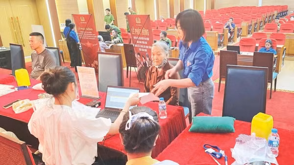 Tuổi trẻ xã Thuận An hỗ trợ thân nhân liệt sĩ tham gia lấy mẫu sinh phẩm ADN.