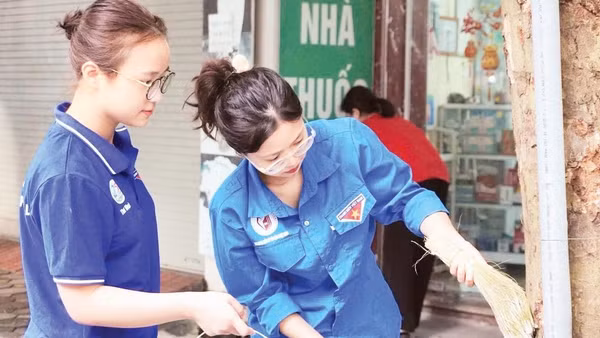Tuổi trẻ phường Phúc Lợi tích cực tham gia tôn tạo, bảo vệ cảnh quan, môi trường qua các phong trào thi đua.
