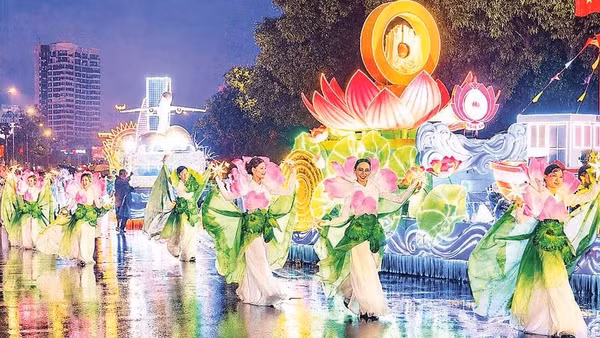 Đoàn diễu hành mở màn Carnival Nghệ An 2026 trên đường phố Vinh.