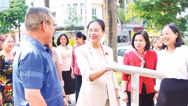Đoàn giám sát của Hội đồng nhân dân Thành phố Hà Nội khảo sát khu vực thiết bị tập ngoài trời tại Nhà văn hóa tổ dân phố Phú La 2, phường Kiến Hưng (Ảnh TIẾN THÀNH)