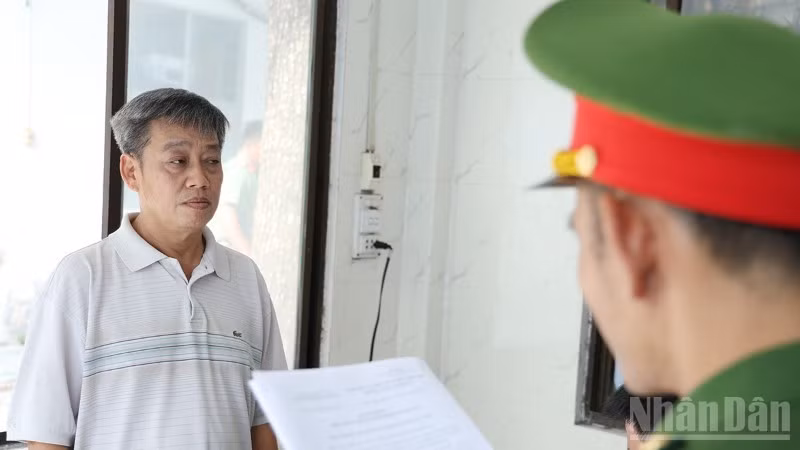 Công an tỉnh An Giang tống đạt quyết định khởi tố bắt tạm giam Nguyễn Huy Đạt.