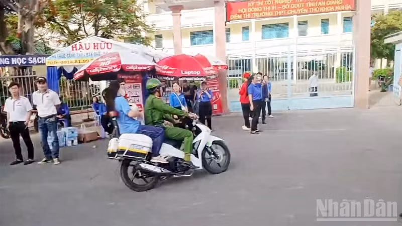 Công an đưa nữ thí sinh T.H.C. đến phòng thi kịp giờ.