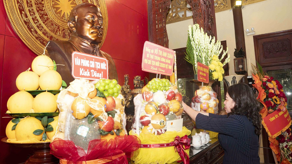 Đồng chí Võ Thị Ánh Xuân thành kính dâng hoa, dâng hương tưởng nhớ Chủ tịch Tôn Đức Thắng. (Ảnh: Thanh Dũng)