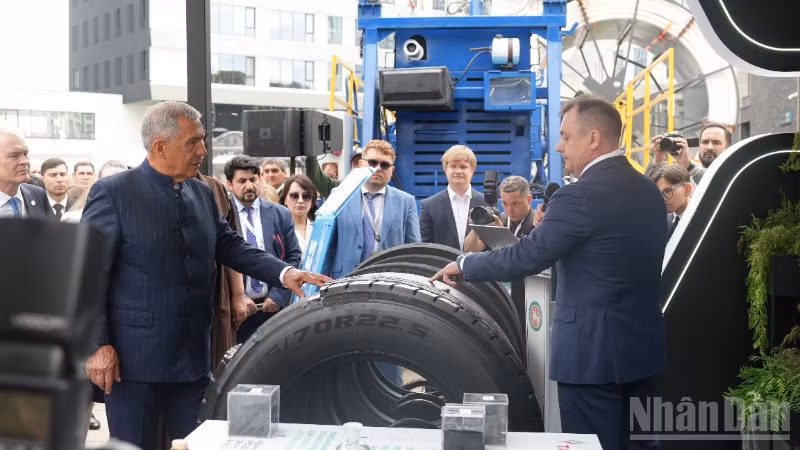 Các đại biểu tìm hiểu về công nghệ mới được giới thiệu tại sự kiện. (Ảnh: THANH THỂ)