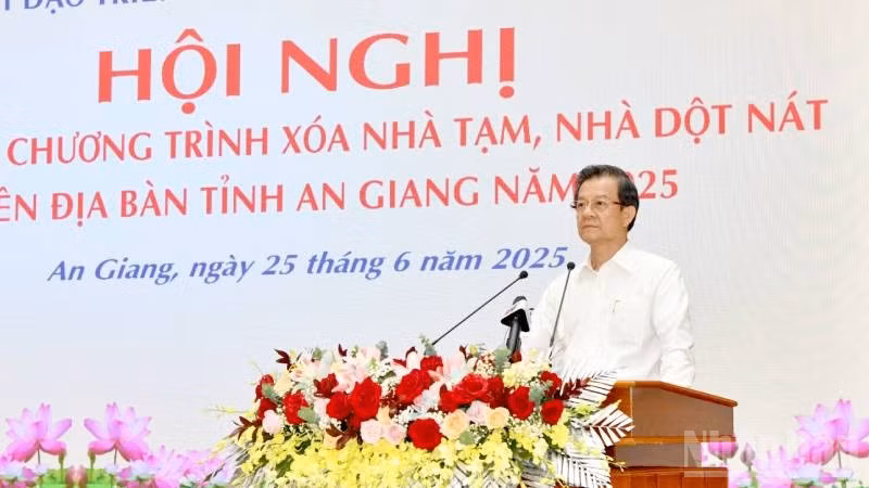 Đồng chí Lê Hồng Quang, Ủy viên Trung ương Đảng, Bí thư Tỉnh ủy An Giang phát biểu tại hội nghị.