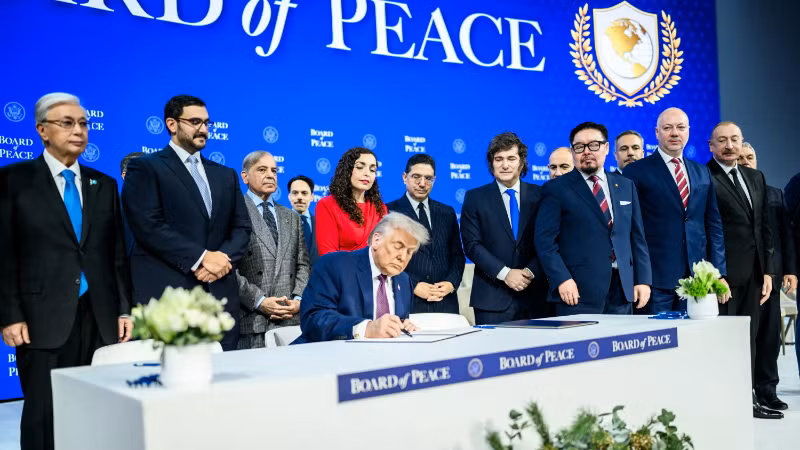 Tổng thống Mỹ Donald Trump chủ trì Lễ ký Hiến chương Hội đồng Hòa bình tại Davos, Thụy Sĩ. (Ảnh: Nhà trắng)
