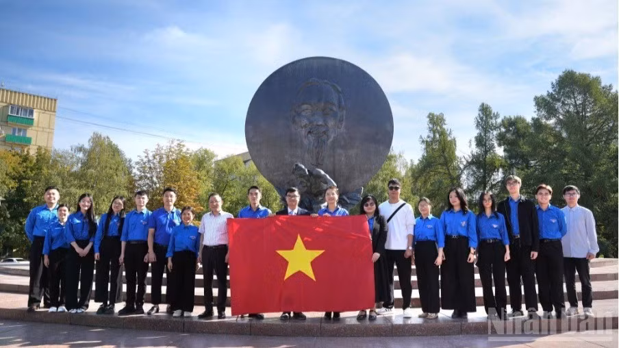 Thế hệ thanh niên Việt Nam tại Xứ sở Bạch dương nguyện không ngừng học tập và làm theo tư tưởng, đạo đức, phong cách Hồ Chí Minh. ndo_br_dang-hoa-7557.jpg