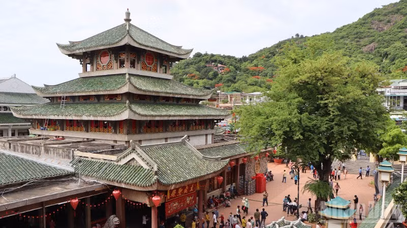 Lễ hội Vía Bà Chúa Xứ núi Sam luôn thu hút đông đảo du khách tham quan.