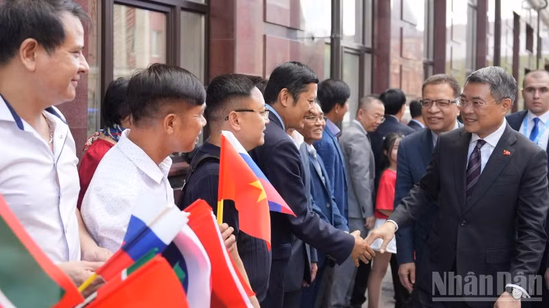 Cán bộ, nhân viên Đại sứ quán, Tổng Lãnh sự quán và đại diện cộng đồng Việt Nam tại Liên bang Nga đón Thủ tướng Chính phủ Lê Minh Hưng. (Ảnh: XUÂN HƯNG)