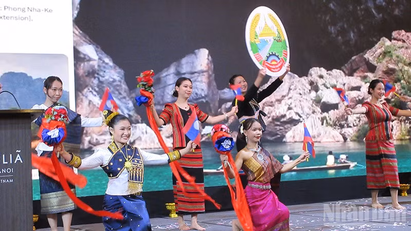 Tiết mục văn nghệ tại buổi lễ. 