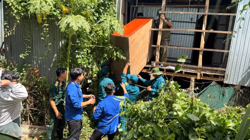 Hỗ trợ các hộ dân xã Châu Phú trong vùng sạt lở di dời tài sản.