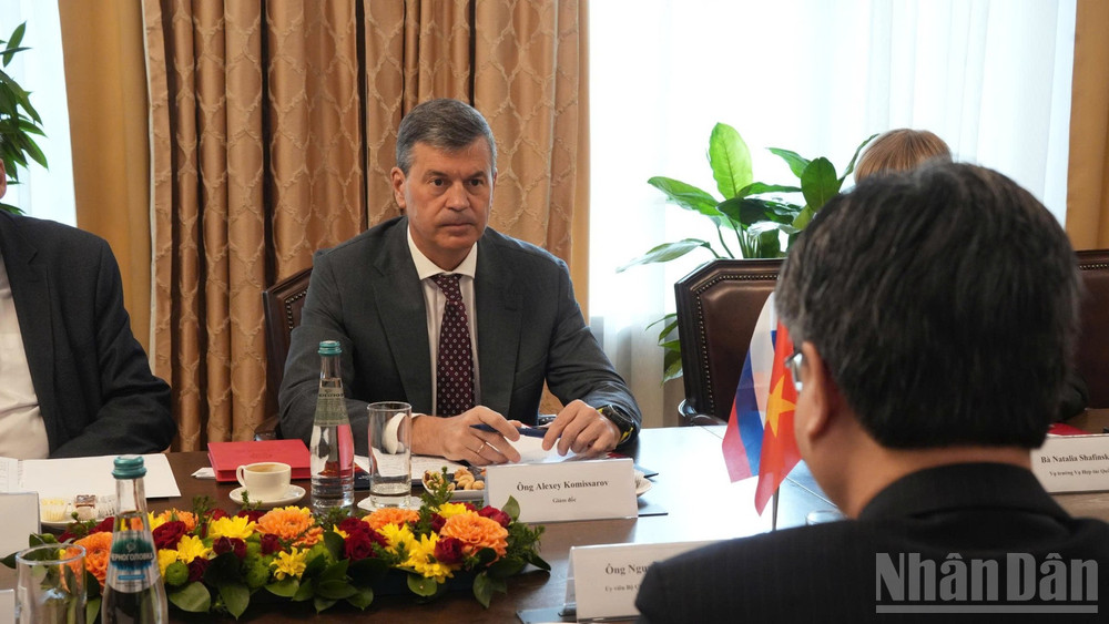 Giám đốc Học viện Tổng thống Nga Alexey Komissarov phát biểu.